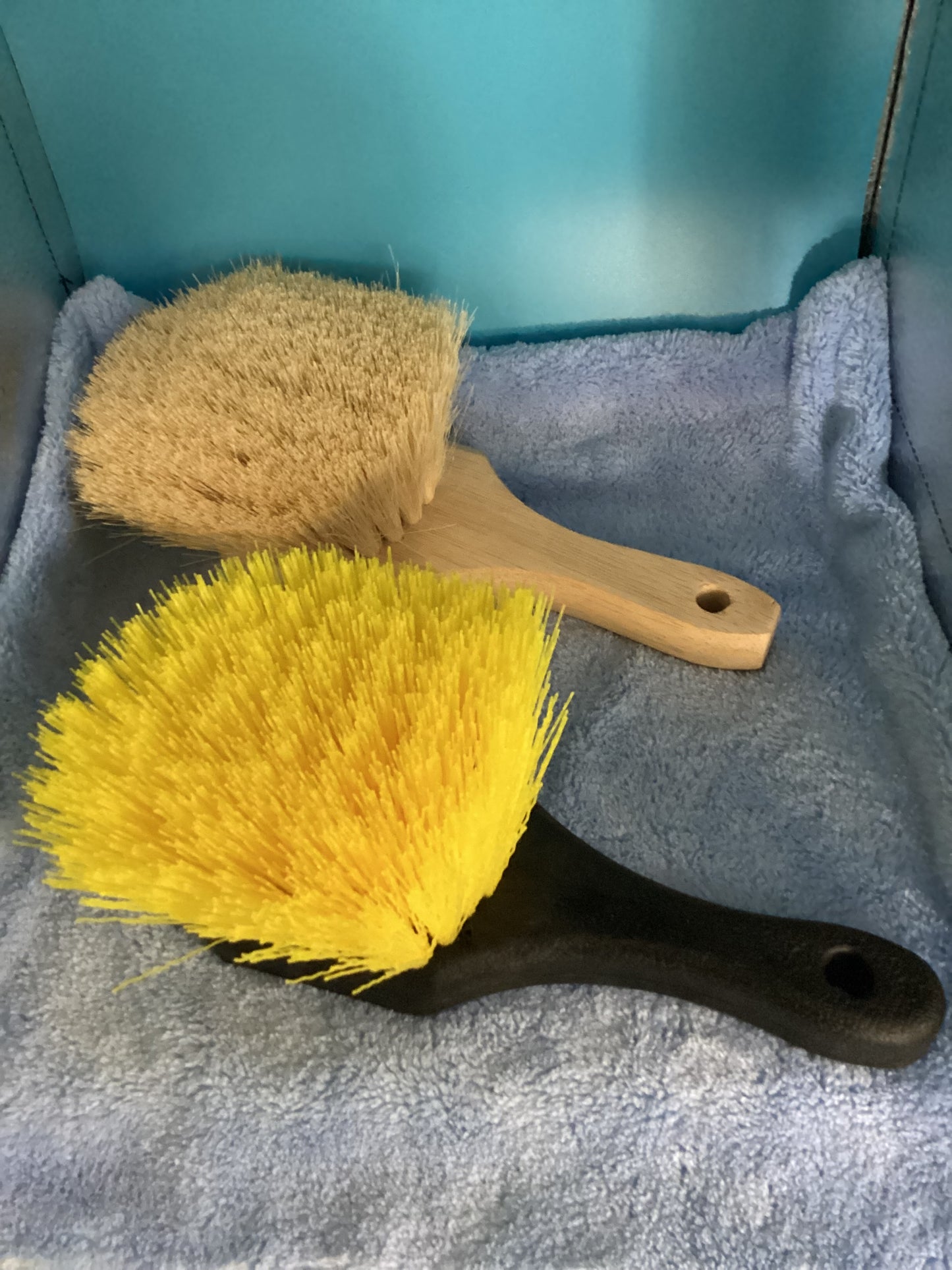 Short handle tire brush